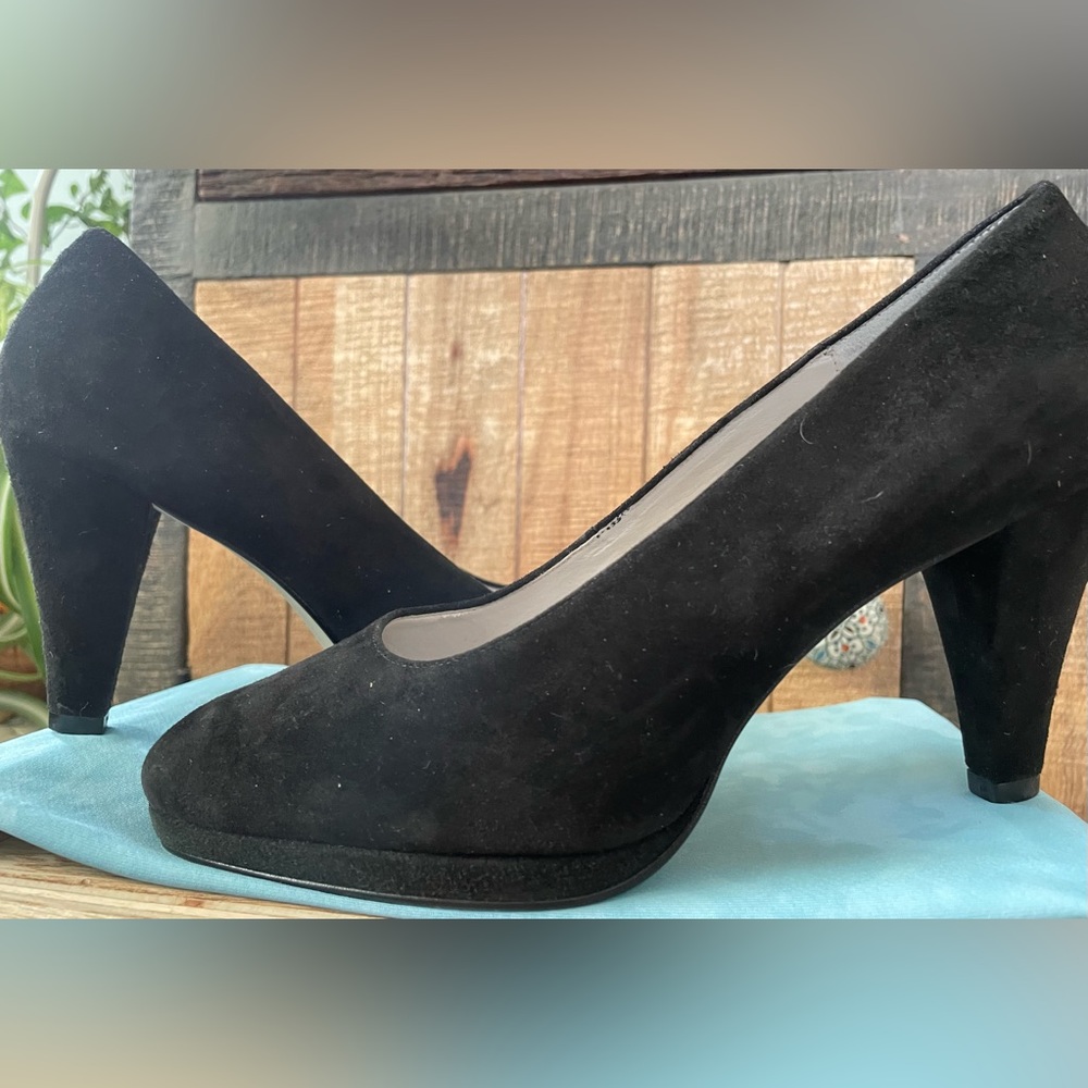 Nine West Black Leather Suede Slight Plattform Heels. 6.5 Like New. Worn once.